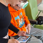 Casque VR en milieu hospitalier, auprès d'un patient du Centre hospitalier de Bagnères-de-Bigorre