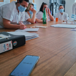 Professionnels de Castelmouly réunis autour d’un atelier ludique des Cafés Sans Filtre, travaillant en équipe sur une thématique qualité.