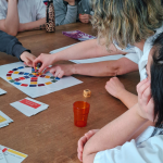 Professionnels de Castelmouly réunis autour d’un atelier ludique des Cafés Sans Filtre, travaillant en équipe sur une thématique qualité.