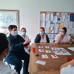 Professionnels de Castelmouly réunis autour d’un atelier ludique des Cafés Sans Filtre, travaillant en équipe sur une thématique qualité.