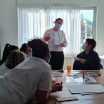 Professionnels de Castelmouly réunis autour d’un atelier ludique des Cafés Sans Filtre, travaillant en équipe sur une thématique qualité.