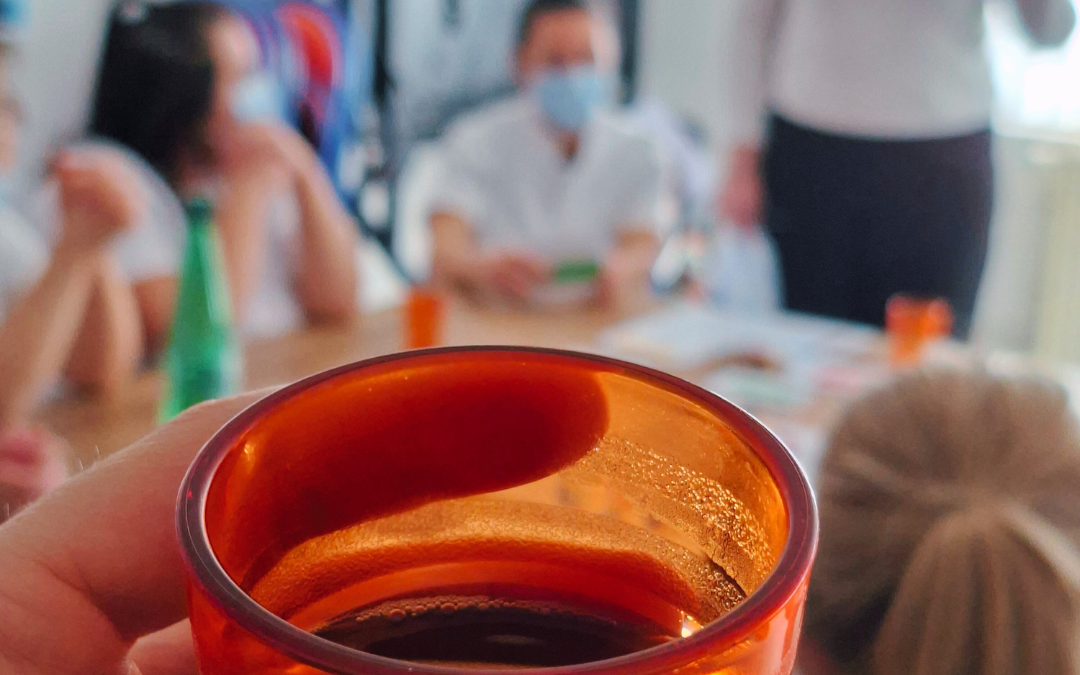 Professionnels de Castelmouly réunis autour d’un atelier ludique des Cafés Sans Filtre, travaillant en équipe sur une thématique qualité.