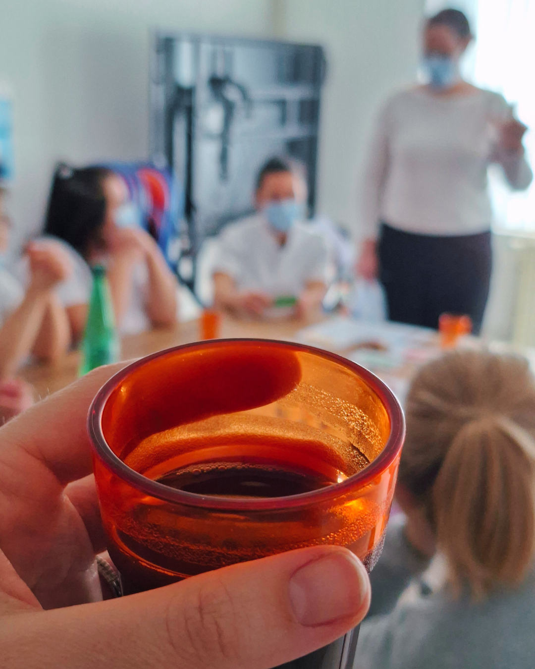 Professionnels de Castelmouly réunis autour d’un atelier ludique des Cafés Sans Filtre, travaillant en équipe sur une thématique qualité.