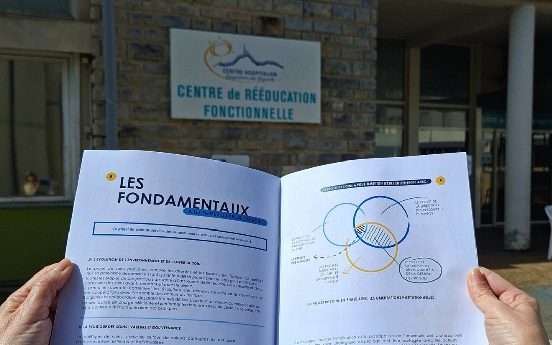 Livret du projet de soins 2025-2029 ouvert devant le Centre hospitalier de Bagnères-de-Bigorre