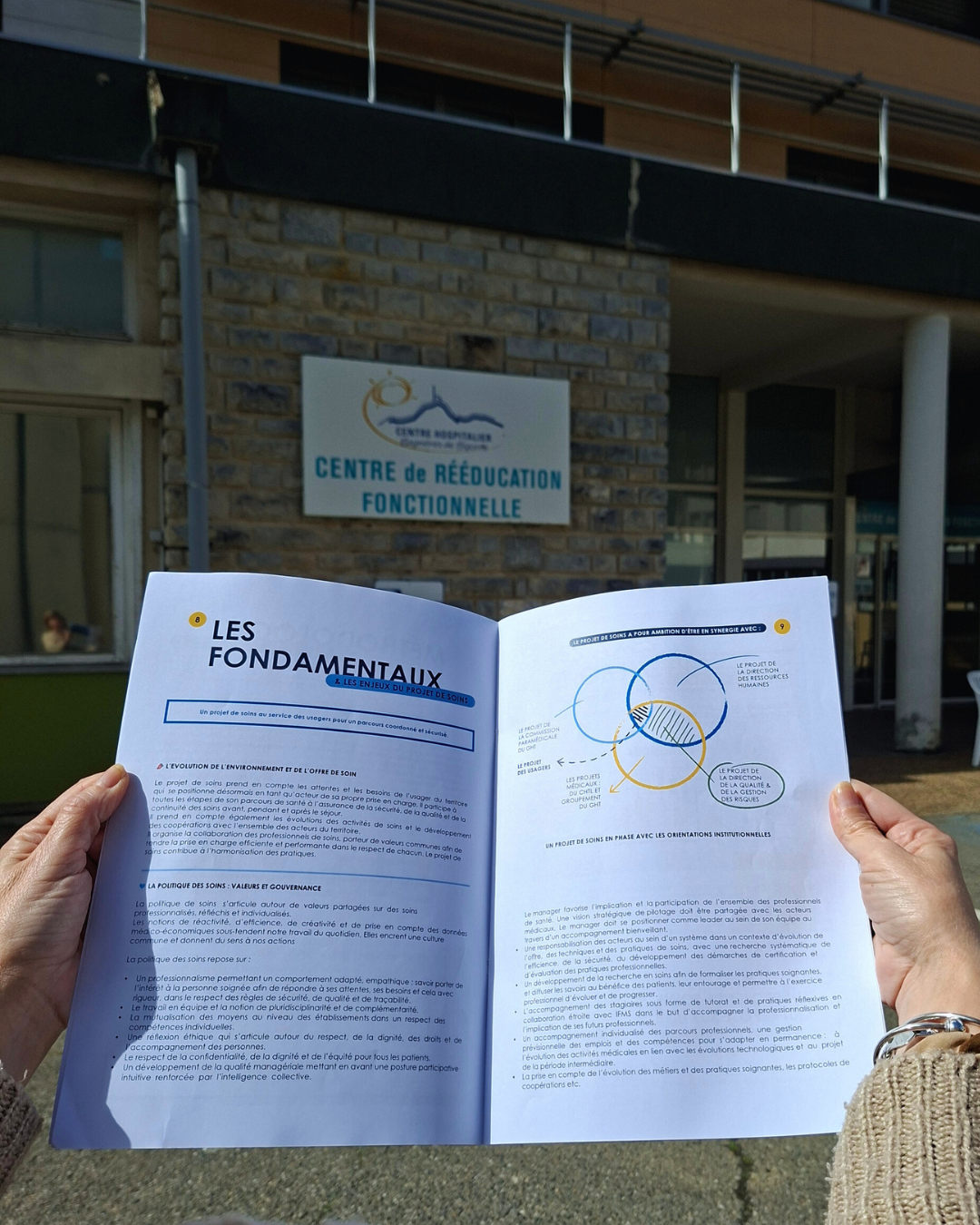 Livret du projet de soins 2025-2029 ouvert devant le Centre hospitalier de Bagnères-de-Bigorre